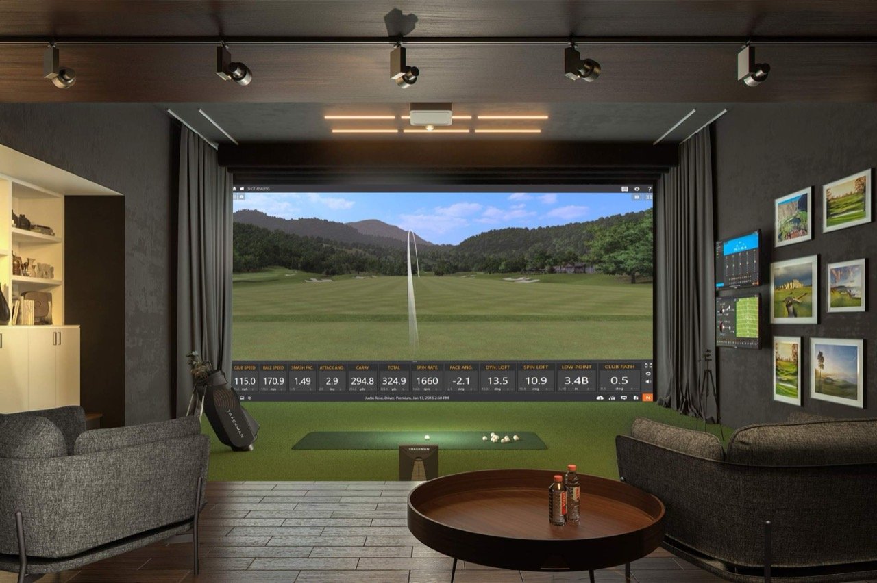 Indoor-Golf-Lounge mit großer Leinwand, TrackMan-Simulator und Abschlagmatte