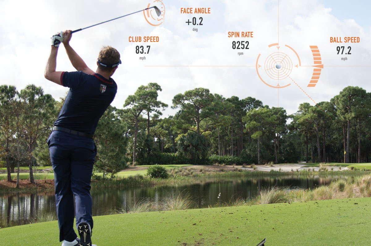 Golfer beim Abschlag mit eingeblendeten TrackMan-Messwerten wie Schlägerkopf- und Ballgeschwindigkeit, Spin Rate und Schlagflächenwinkel